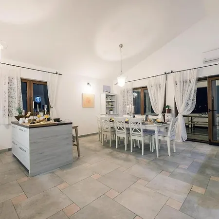 Villa In With Sea Views & Pool