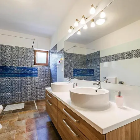 Villa In With Sea Views & Pool