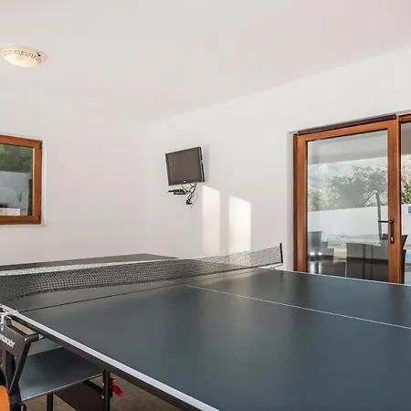 In With Sea Views & Pool Rovanjska