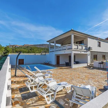 In With Sea Views & Pool * Rovanjska