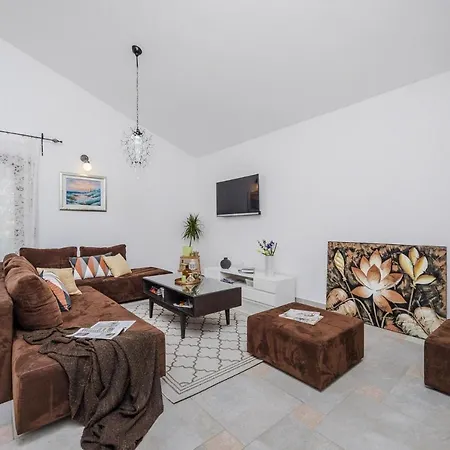 In With Sea Views & Pool Villa